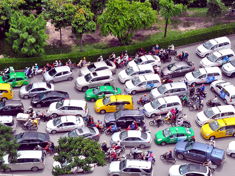 Hàng ngàn phương tiện ùn ứ ngay trước sân bay Tân Sơn Nhất